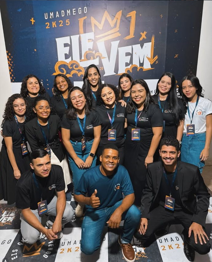 Equipe UMADMIDIA reunida em evento.